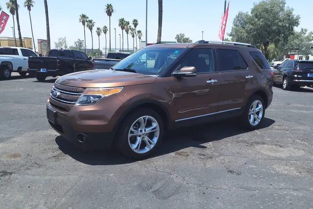 Brązowy Ford Explorer wśród palm