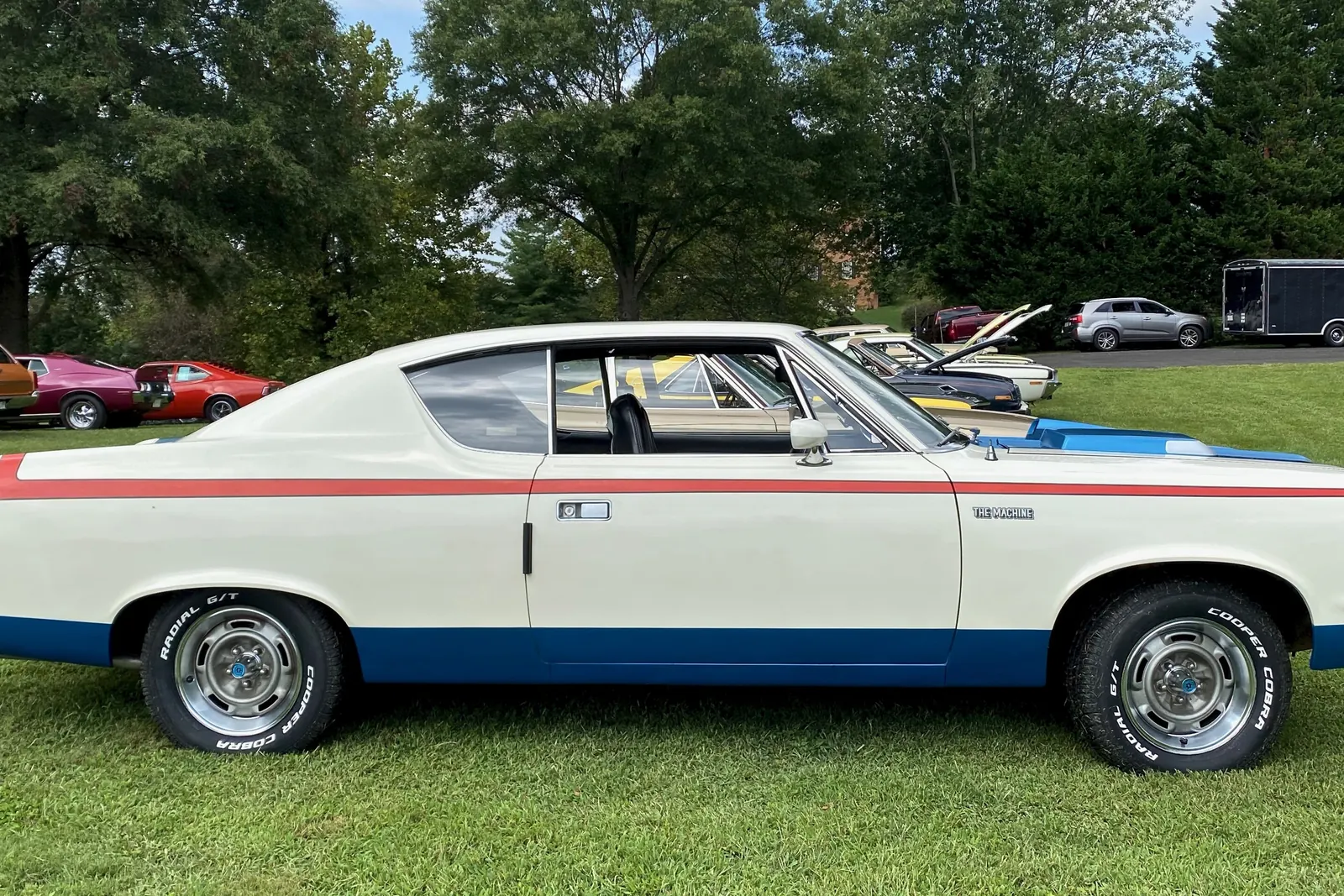 Amerykański muscle car w barwach USA na zlocie
